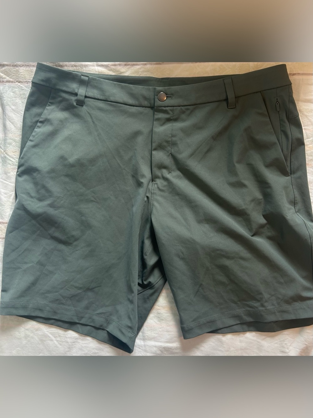 lululemon athletica Men’s ABC Olive Green
Shorts Zip Pocket 38